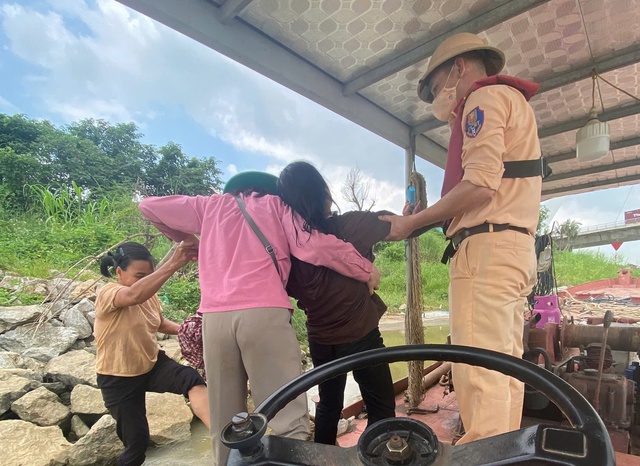 CSGT phối hợp ngư dân cứu người phụ nữ nhảy cầu tự tử- Ảnh 1. CSGT phối hợp ngư dân cứu người phụ nữ nhảy cầu tự tử- Ảnh 1.