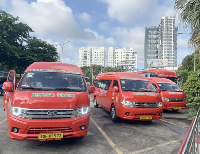 Cán bộ, công chức đi xe đưa rước đến trung tâm hành chính TP.HCM tăng - Ảnh 1.