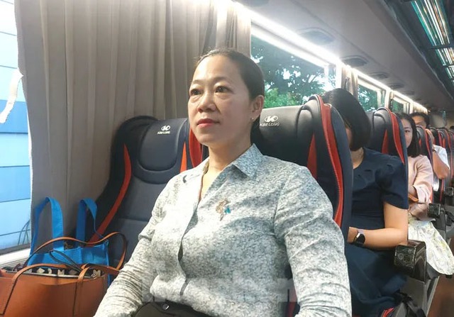 Cán bộ, công chức đi xe đưa rước đến trung tâm hành chính TP.HCM tăng - Ảnh 2.