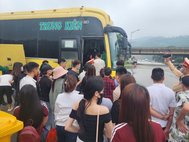 Hà Nội thu hồi phù hiệu gần 100 ô khách kinh doanh vận tải - Ảnh 1.