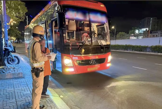 CSGT TP.HCM xử phạt hơn 1.180 trường hợp vi phạm trong 3 ngày cao điểm - Ảnh 1.