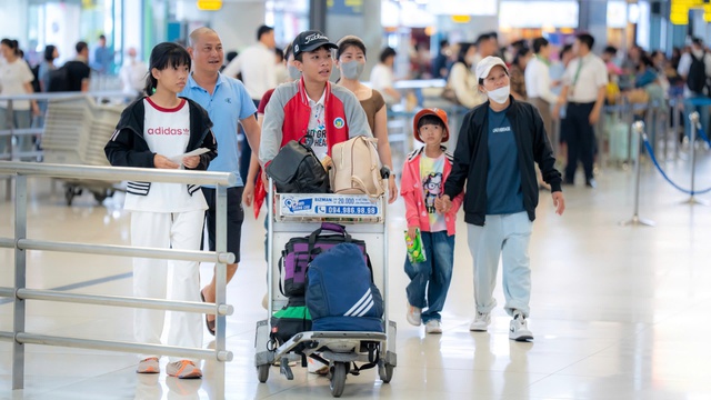 Tỉ lệ máy bay cất cánh đúng giờ tại Nội Bài duy trì ở mức 74% - Ảnh 1.