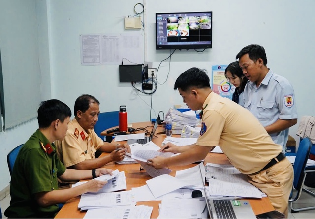 Xuyên đêm thi sát hạch lái xe ở TP.HCM - Ảnh 2.