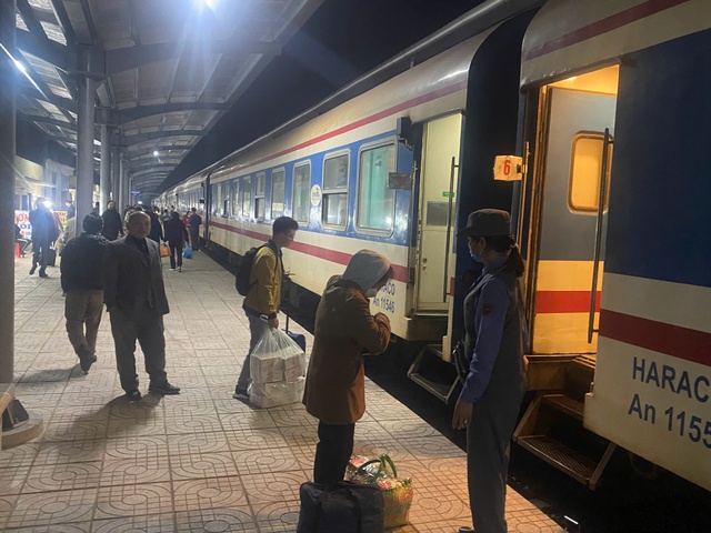 Ngành đường sắt bổ sung toa xe, khi sân bay Vinh tạm dừng hoạt động - Ảnh 1.