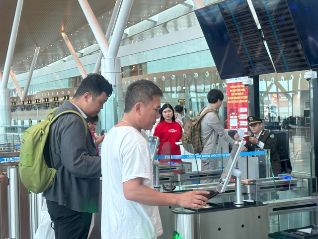 Hành khách dễ dàng làm thủ tục quét khuôn mặt qua VneID tại sân bay Tân Sơn Nhất - Ảnh 1.