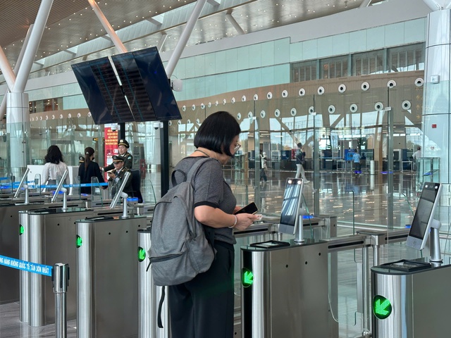 Hành khách dễ dàng làm thủ tục quét khuôn mặt qua VneID tại sân bay Tân Sơn Nhất - Ảnh 6.