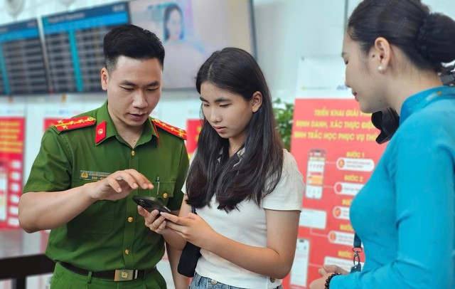 Hành khách dễ dàng làm thủ tục quét khuôn mặt qua VneID tại sân bay Tân Sơn Nhất - Ảnh 2.