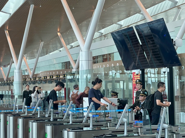 Hành khách dễ dàng làm thủ tục quét khuôn mặt qua VneID tại sân bay Tân Sơn Nhất - Ảnh 7.