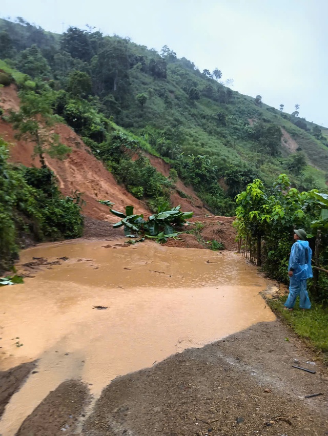 Điện Biên: Quốc lộ 12 tiếp tục tắc đường do mưa lớn gây sạt trượt- Ảnh 3.
