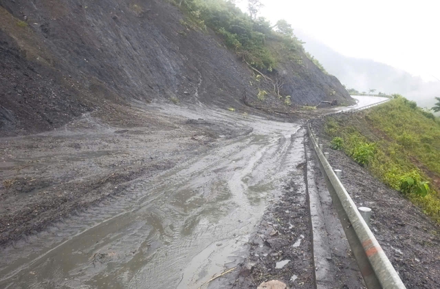 Điện Biên: Quốc lộ 12 tiếp tục tắc đường do mưa lớn gây sạt trượt- Ảnh 1.