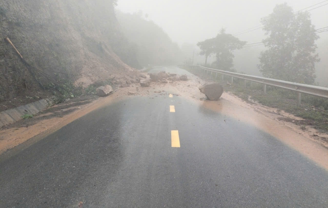 Điện Biên: Quốc lộ 12 tiếp tục tắc đường do mưa lớn gây sạt trượt- Ảnh 2.