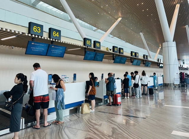 Hành khách dễ dàng làm thủ tục quét khuôn mặt qua VneID tại sân bay Tân Sơn Nhất - Ảnh 3.