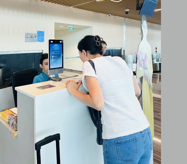 Hành khách dễ dàng làm thủ tục quét khuôn mặt qua VneID tại sân bay Tân Sơn Nhất - Ảnh 5.