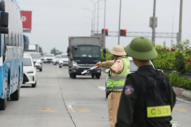 Cục CSGT phân luồng, hạn chế phương tiện đi vào Hà Nội phục vụ Lễ kỷ niệm A80 - Ảnh 1.