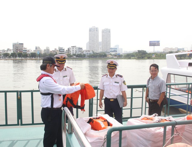 TP.HCM tăng cường kiểm tra bến thuỷ nội địa trong mùa mưa, bão - Ảnh 2.