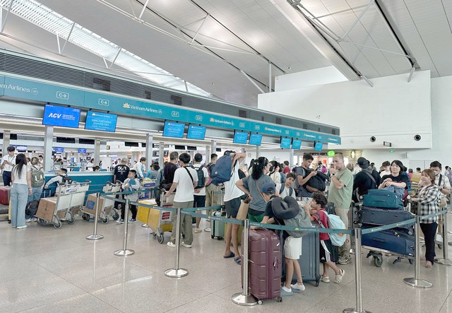 Sân bay Tân Sơn Nhất dự kiến đón 130.000 khách mỗi ngày dịp Lễ 2/9 - Ảnh 1.