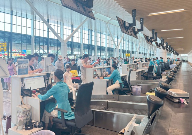 Sân bay Tân Sơn Nhất dự kiến đón 130.000 khách mỗi ngày dịp Lễ 2/9 - Ảnh 2.