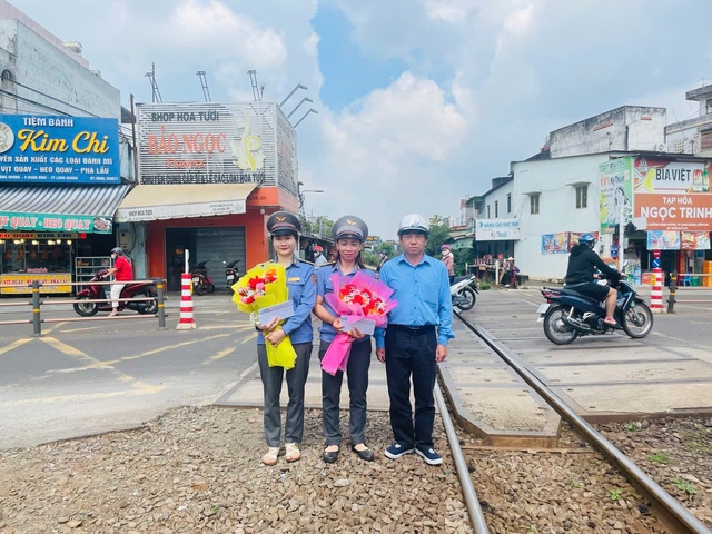 Video: Nhân viên gác chắn đường sắt nhanh trí cứu người thoát nguy - Ảnh 1.