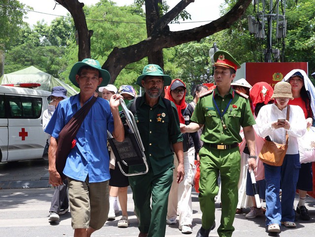 Hà Nội: Nhiều hình ảnh đẹp của các chiến sĩ công an giúp người dân đi xem Tổng hợp luyện lần 2 A80 - Ảnh 6.