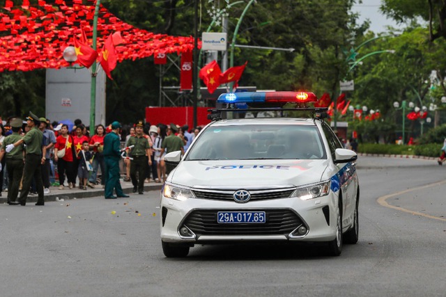 CSGT Hà Nội dùng xe chuyên dụng mở đường đưa cháu bé đi cấp cứu kịp thời - Ảnh 2.