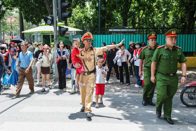 Hà Nội: Nhiều hình ảnh đẹp của các chiến sĩ công an giúp người dân đi xem Tổng hợp luyện lần 2 A80 - Ảnh 3.