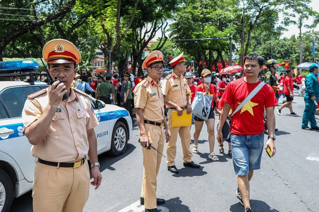 Hà Nội: Nhiều hình ảnh đẹp của các chiến sĩ công an giúp người dân đi xem Tổng hợp luyện lần 2 A80 - Ảnh 1.