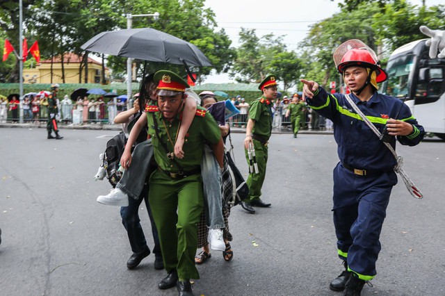 Hà Nội: Nhiều hình ảnh đẹp của các chiến sĩ công an giúp người dân đi xem Tổng hợp luyện lần 2 A80 - Ảnh 2.