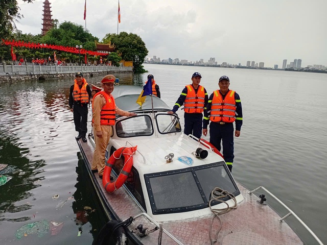 Hà Nội: Nhiều hình ảnh đẹp của các chiến sĩ công an giúp người dân đi xem Tổng hợp luyện lần 2 A80 - Ảnh 7.