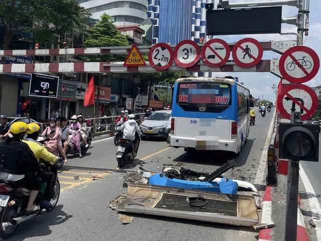 Hà Nội: Xử phạt tài xế điều khiển xe khách đi lên cầu vượt Tây Sơn - Ảnh 1.