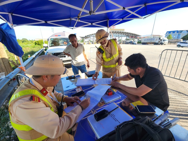 8 tháng đầu năm trên địa bàn cả nước TNGT giảm sâu trên cả 3 tiêu chí - Ảnh 1.