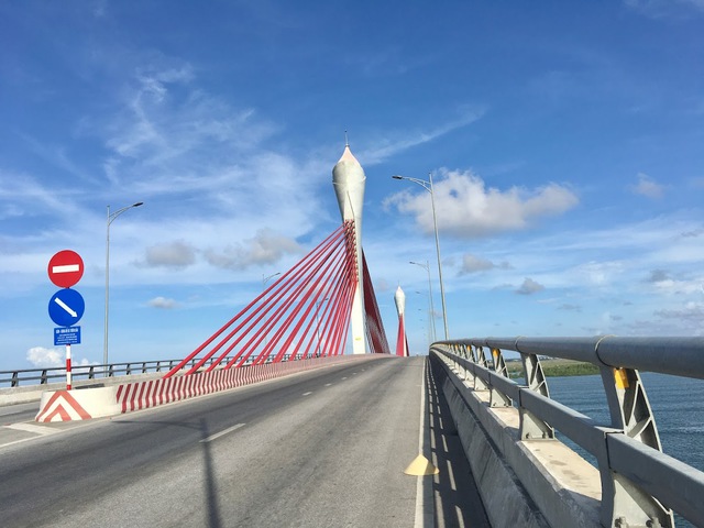 Tạm dừng lưu thông qua cầu Cửa Hội để bảo đảm an toàn trước bão số 5 Kajiki - Ảnh 1.