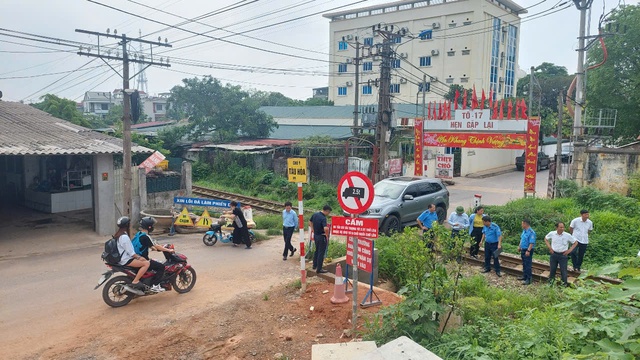 Bộ Xây dựng yêu cầu triển khai quyết liệt Chỉ thị của Thủ tướng về bảo đảm ATGT đường sắt- Ảnh 1.