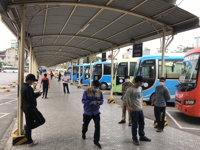 Xem xét cấm xe chở khách đi vào vùng tâm bão số 5 - Ảnh 1.