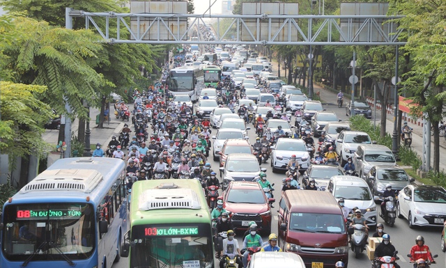 TP.HCM tăng cường tàu, xe phục vụ người dân đi chơi Lễ 2/9 - Ảnh 1.