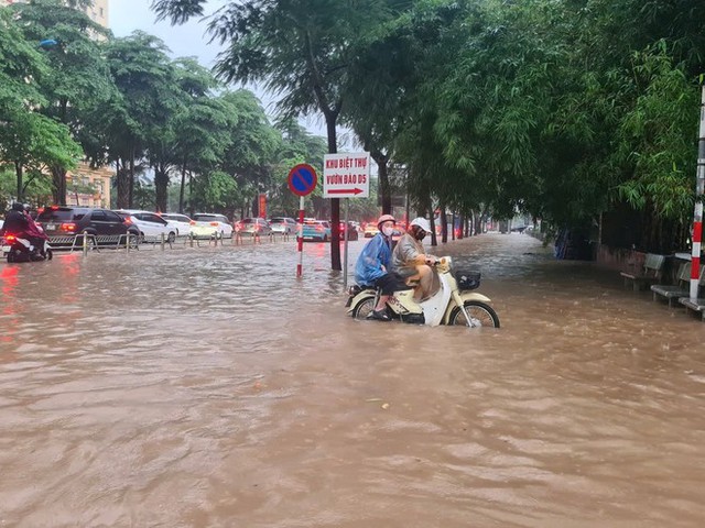 Hà Nội: Phân luồng từ xa tránh úng ngập trên đường Võ Chí Công - Ảnh 2.