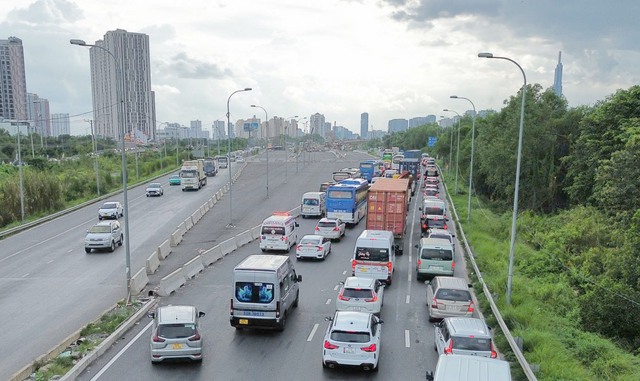 Người dân TP.HCM nghỉ Lễ 2/9 sớm, giao thông cửa ngõ ùn ứ  - Ảnh 1.