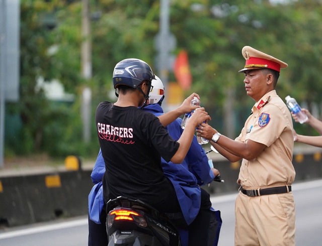 Người dân TP.HCM nghỉ Lễ 2/9 sớm, giao thông cửa ngõ ùn ứ  - Ảnh 5.