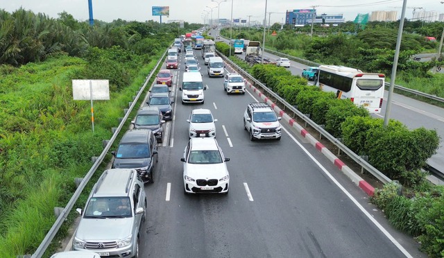 Người dân TP.HCM nghỉ Lễ 2/9 sớm, giao thông cửa ngõ ùn ứ  - Ảnh 2.