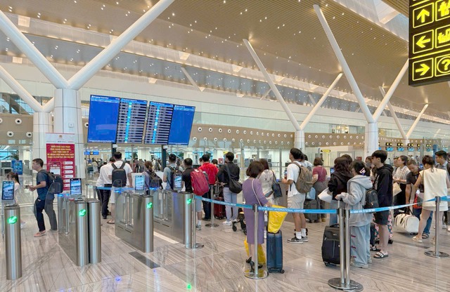 Người dân TP.HCM nghỉ Lễ 2/9 sớm, giao thông cửa ngõ ùn ứ  - Ảnh 9.