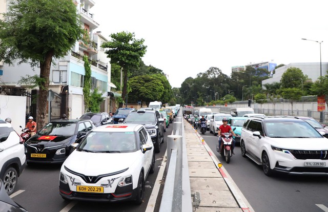 Người dân TP.HCM nghỉ Lễ 2/9 sớm, giao thông cửa ngõ ùn ứ  - Ảnh 6.