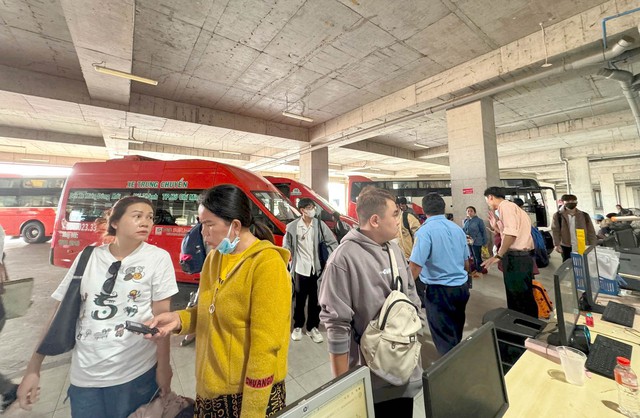 TP.HCM hành khách đi lại dịp lễ 2/9 tăng cao, xe dù bến cóc vẫn công khai hoạt động - Ảnh 2.