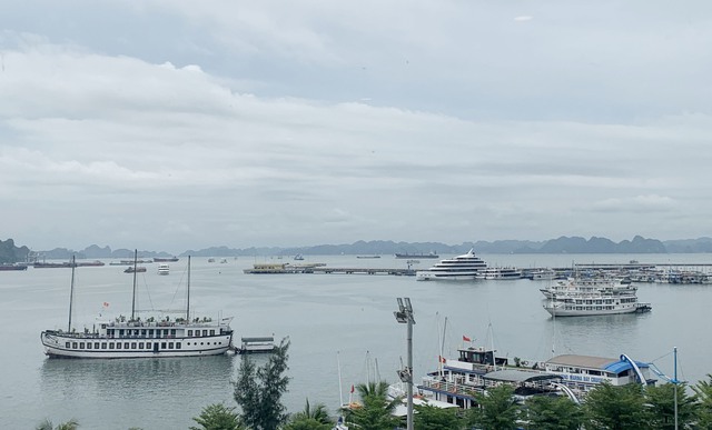 Quảng Ninh: Lắp đặt thiết bị thông tin liên lạc AIS trên tàu du lịch vịnh Hạ Long - Ảnh 1.