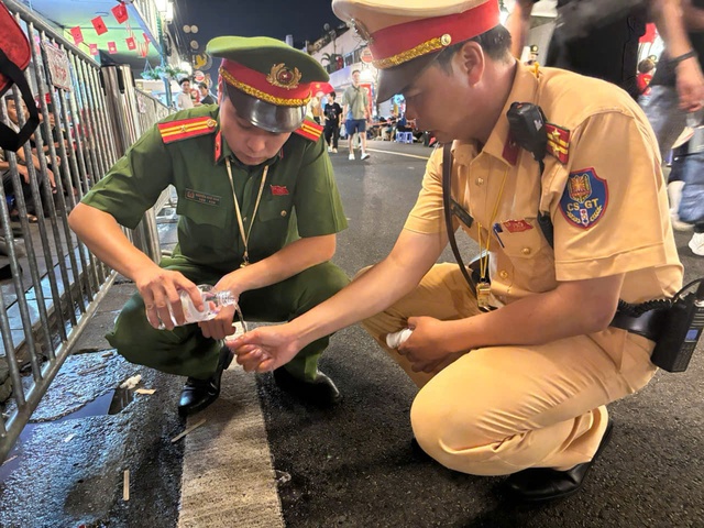Cảnh sát Hà Nội kịp thời cứu giúp người phụ nữ lên cơn co giật tại khu vực lễ kỷ niệm A80- Ảnh 2.