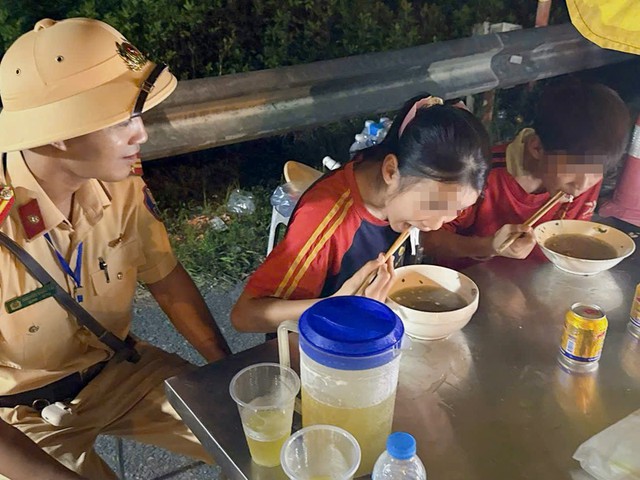 Hà Nội: CSGT kịp thời giúp đỡ hai em nhỏ từ Thanh Hóa ra Hà Nội xem diễu binh bị lạc
- Ảnh 1.