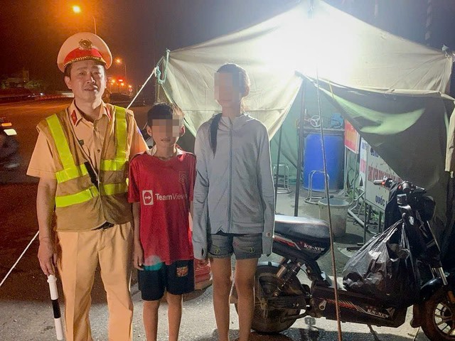 Hà Nội: CSGT kịp thời giúp đỡ hai em nhỏ từ Thanh Hóa ra Hà Nội xem diễu binh bị lạc
- Ảnh 2.