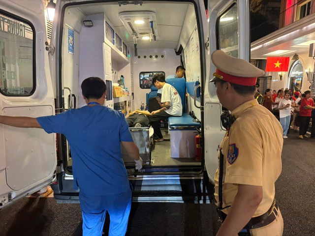 Cảnh sát Hà Nội kịp thời cứu giúp người phụ nữ lên cơn co giật tại khu vực lễ kỷ niệm A80- Ảnh 1.