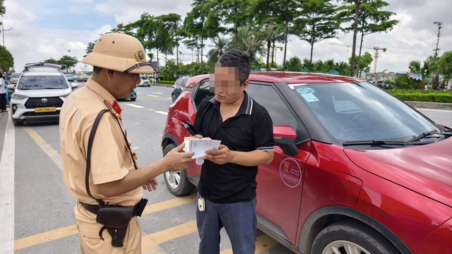 Hà Nội: CSGT ghi hình phạt nguội phương tiện dừng đỗ quanh khu vực Trung tâm Triển lãm Quốc gia- Ảnh 1.