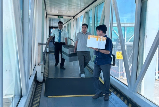 Chuyến bay đặc biệt từ Hà Nội về Huế mang theo cơ hội sống cho bệnh nhân cần ghép tim - Ảnh 2.