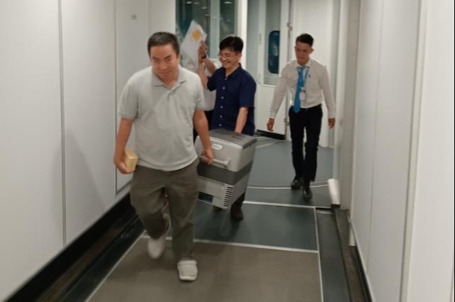 Chuyến bay đặc biệt từ Hà Nội về Huế mang theo cơ hội sống cho bệnh nhân cần ghép tim - Ảnh 4.