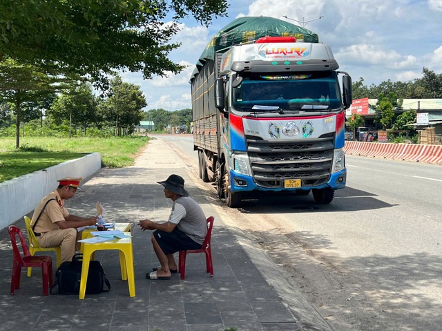 TP.HCM tăng cường xử lý nghiêm ô tô kinh doanh vận tải vi phạm- Ảnh 1.